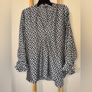 Vince Camuto Black & White Geometric V-Neck Tunic